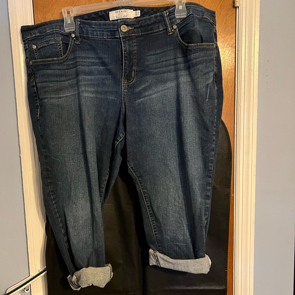 Medium wash capri or ankle length jeans